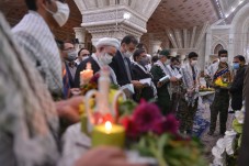 آیین عطر افشانی مضجع شریف امام راحل توسط بسیجیان دارالمومنین کاشان