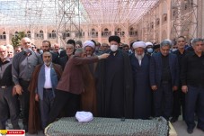 اقامه نماز یادگار امام بر پیکر مرحوم حجت الاسلام والمسلمین حاج حسین اشرفی اصفهانی