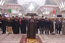 اقامه نماز ظهر عاشورا در حرم مطهر امام راحل به امامت آیت الله سید حسن خمینی،